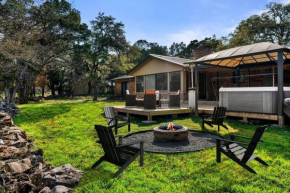 Charming ranch-style home w/ideal entertainment